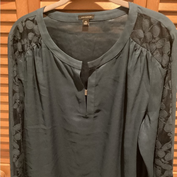 Ann Taylor Tops - 12. WOMENS ANN TAYLOR XL DETAILED TOP